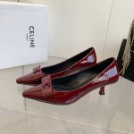小牛皮： Celine 2025春夏小猫跟，尖鞋头造型，柔美的露脚设计，脚踝绑带。TRIOMPHE T字绑带设计，配有金属 TRIOMPHE标志性元素绑带， 上