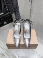 出厂 Miumiu缪缪25春夏新款复古高跟鱼嘴凉鞋！春夏清新配色曲线优美，小猫跟后空凉鞋 日常穿搭都很搭鞋边有专属标识性Logo格调，上脚尽显优雅魅力！ 鞋面采