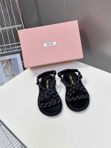 Miu Miu 缪缪春夏最新款凉鞋 超多网红时尚博主种草 夏天必备 非常流行的美拉德配色平底鞋 非常有质感 独特的缪家彩色鞋带设计 材质：原版材料进口材质 对版
