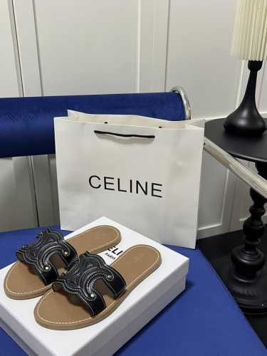 出厂价： Celin*2024 最新爆款 平底时尚拖鞋赛琳真的是开了挂、太有特色了 今年必须要入手一双celine拖鞋 ，超级百搭 简单大气 无论裙装裤装都能随