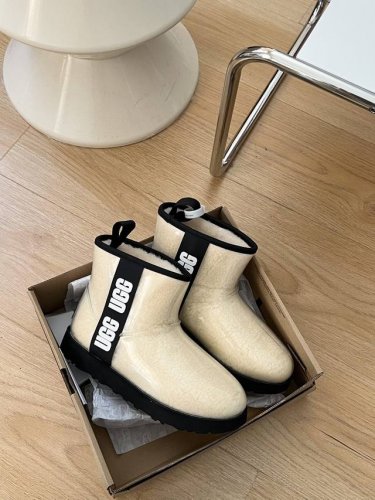 UGG-3190周冬雨同款爆款雪地靴 独家开模，两个多月调试，周冬雨同款爆款面市。经典迷你糖果色果冻短靴，ugg字母侧边设计，焕亮潮酷姿态，防水材料，不惧风雨。