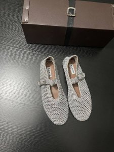 ALAA玛丽珍鞋 将复古与自然完美交织。独特的编织纹理，充满夏日氛围感，金属扣带设计增添利落感，既有着田园的清新，又不失都市的精致。无论是漫步度假小镇，还是穿梭