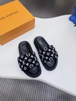 橙子出厂价p louis Vuitton 路易威登 Lv新款 魔术贴平底拖鞋 休闲凉拖 情侣款 专柜同步更新 鞋面采用独一无二的驴家独特面料 面料轻盈透气 超轻