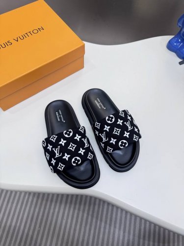 橙子出厂价p louis Vuitton 路易威登 Lv新款 魔术贴平底拖鞋 休闲凉拖 情侣款 专柜同步更新 鞋面采用独一无二的驴家独特面料 面料轻盈透气 超轻