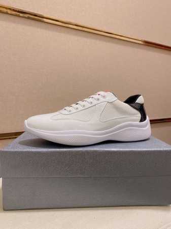 工厂价 元 情侣款普拉达 PRADA 新款男士休闲运动鞋，高端品质 TW定制双层透气网布进口头层小牛镜面漆皮 鞋垫是小牛皮 冲孔设计 透气舒适 原厂真空PU吸塑 - 点击图像关闭