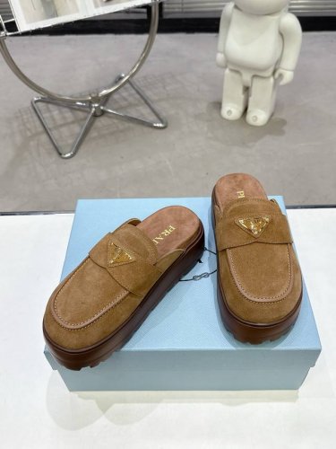 prada普拉达2025Vs春夏爆款凉鞋系列 厚底三角扣凉拖 原版1:1定制，今年最潮最流行复古英伦风，简约大气，款款都好看，松糕厚底显瘦增高，非常舒适，时尚百