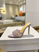 价格P： Gianvito Rossi 经典款尖头电绣高跟鞋，它的出现就像夜空中最璀璨的星辰。经典的款式，永恒的魅力，电绣的图案更是为其增添了梦幻的色彩。每一步