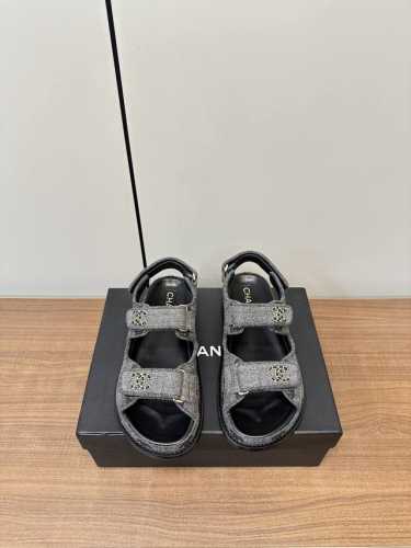 chanel 2025Ss新品牛仔布小香沙滩凉鞋 顶级专柜品质 每年必入的经典款之一 最新出双C金属扣搭配设计 更加彰显和品味 所有材质都根据原版定制 购入正品