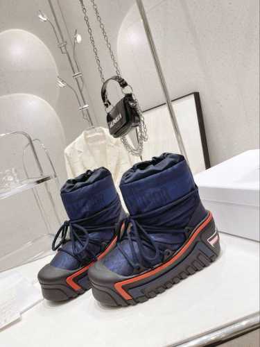 Dior 迪奥 D家 22 秋冬最新王炸款 滑雪靴 21*冬季 D家火爆雪地靴胖墩墩的 好看可爱到爆炸 →_→来自 DiorAlps 限定系列，别具一格。闪亮尼