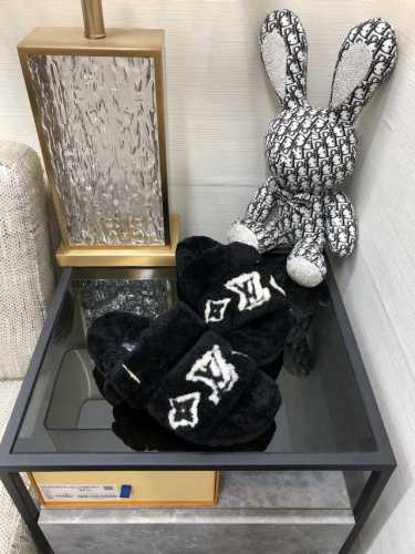 出厂价 高端品质 L.V 今年秋冬最火羊毛拖、爆款来袭、现货发售 顶级 品质、完美细节、市场最高版本、你值 拥 :Lvu 原版高密度防滑加厚橡胶大底 进口皮毛一
