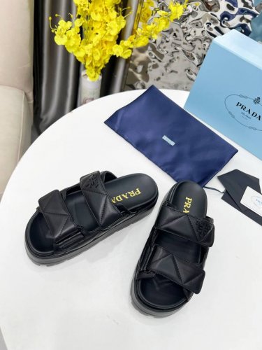 prada2025魔术贴拖鞋开春的第一款鞋子！普拉达自带的减龄感[害羞R] 进口羊皮面 内里羊皮 5Cm的大厚度，矮个子的心头爱呀 尤其是白色真的很百搭！3色供
