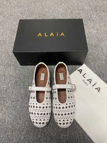 Alaia 走秀款平底芭蕾舞平底单鞋 甜酷芭蕾风，人气超高的一款芭蕾舞鞋，浪漫又迷人舒适百搭。 原版订制牛皮施华钻 面料， 羊皮内里，私模橡胶防滑大底， 码数：