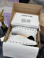 工厂p价p： 跑步专业户 跑鞋 舒适度百分百 昂跑Onrunning与Loewe罗意威的联名全新开后On！穿上它去来一场高级审美的Citywalk吧Cloudt