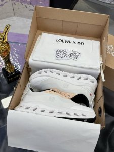 工厂p价p： 跑步专业户 跑鞋 舒适度百分百 昂跑Onrunning与Loewe罗意威的联名全新开后On！穿上它去来一场高级审美的Citywalk吧Cloudt