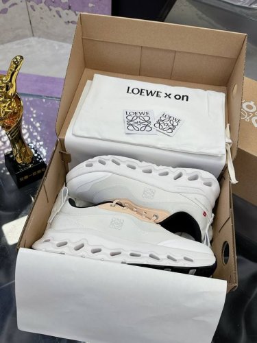 工厂p价p： 跑步专业户 跑鞋 舒适度百分百 昂跑Onrunning与Loewe罗意威的联名全新开后On！穿上它去来一场高级审美的Citywalk吧Cloudt