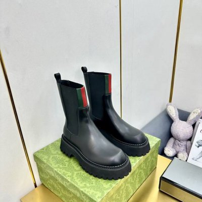 出厂价 2024最新版古琦GUCCI百搭绑带马丁靴，方便穿脱‘品牌织带拼色搭配 跟高：5cm 面料：牛皮 开边珠 内里 垫脚：羊皮里。 大底是发泡大底材质 颜色