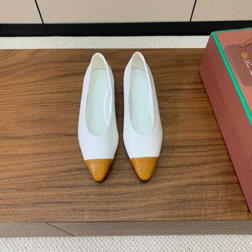 Loro Piana 拼色单鞋。极简主义风格。属于非常耐看的款式！高级百搭之王。鞋面牛皮。进口真皮大底。 码数：35-41 40、41定制不退换 批：