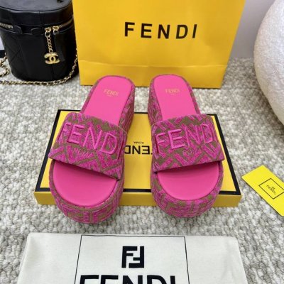 出厂300 Fendi 芬迪毛拖走秀主推系列，新品上线，芬具桌脚设计灵感改创于今年秀场的主推系列鞋履 当季新品凉拖鞋，众所周知，鞋子永远设计为高级感满满的，高端