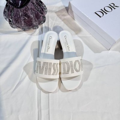 出厂： Dior 迪奥 2025新花色 太空珠粗跟拖鞋 一字拖 休闲凉拖 码数：35-42 颜色：白色