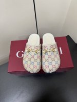 Gucci 25Ss 秋冬新款羊毛复古大头包头拖， 勃肯拖第一眼看到这个鞋子感觉不起眼，没有过多的装饰很简单 但带有点复古味呆萌可爱随意搭配都好看脚感要求高 的