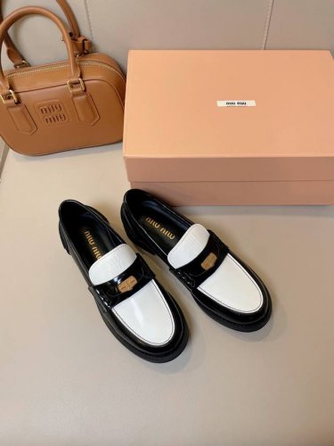 MiuMiu经典乐福鞋 完美勾勒线条，受不了吃土也要冲，一双能让女人味爆发的鞋子 进口牛皮开边珠材质，内里垫脚羊皮，磨具橡胶大底，质感标配包装 size 35-