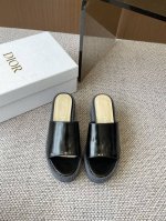 Dior 迪奥25Ss春夏新款D-Attitude 坡跟凉拖鞋 防水台拖鞋 这款 Attitude Dior坡跟凉拖 从复古标识汲取灵感 彰显现代风格 牛皮革鞋