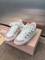 工厂价 Miumiu 2025春夏高定系列走秀新款系带休闲运动小白鞋 缪缪明星同款字母logo圆头拼色滑板女鞋材质:鞋面进口小牛皮+水染羊皮内里+原版开模Tpu