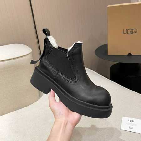 UGG羊毛短靴。 面料 ：黑色，棕色牛皮. 内里 ：纯羊毛 款式：一脚蹬 松紧靴 颜色 ：两色可选 码数 ：35到40码。 - 点击图像关闭