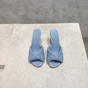 bottega Venet* 最新最经典猫跟凉鞋！扭结编织饰带 Ins&小红书巨多网红明星上身！上脚超性感！真的太美了！这款编织的鞋面超有高级感！高级穿着又仙女