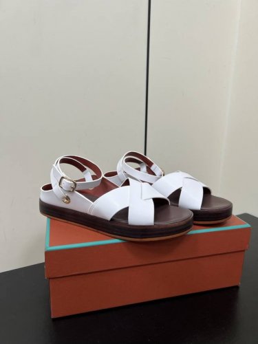Loro piana 诺悠翩雅 Lp s春夏新款交叉带厚底凉鞋露跟绕带设计极简风复古凉鞋 leo平底露趾凉鞋是夏季日常穿搭的理想之选 步履之间尽显优雅与舒适 采