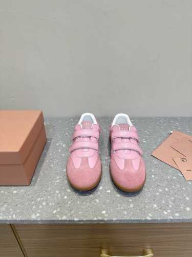 MiuMiu 24ss 秋冬新款 魔术贴 情侣 德训鞋 复古休闲鞋 最新款德训小白鞋，在找小白鞋还要复古的还要舒适的 还要那种德训鞋的可以看过来了 秋冬火爆款休