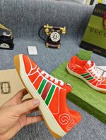 情侣款 Gucci古奇 系列饰织带运动鞋 这款单品出自gucci Lido系列，设计灵感源自意大利海岸的夏日风情和海滩俱乐部。Screener系列运动鞋从20世