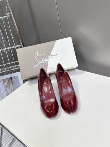 Cl 红底鞋X Maison Margiela 分趾联名款高跟鞋 Maison Margiela 与 Christian Louboutin 推出首个联名鞋履系