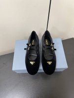 双带天鹅绒 PRADA 25ss 普拉达秋冬新品 实力来袭 玛丽珍单鞋 芭蕾舞鞋超级爆系列爆品，各大网红明星乔欣，程潇，同款圆头三角扣 玛丽珍单鞋 ！时髦百搭n