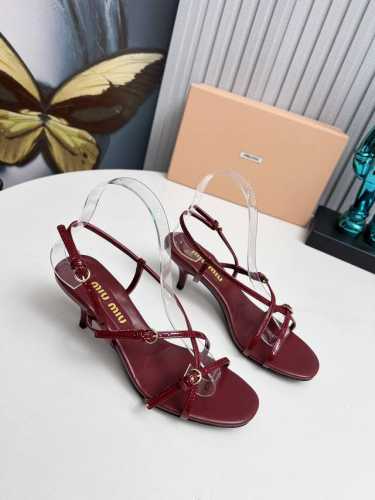 工厂 2024 新款新品 MIU MIU 全新超美装饰搭配,时尚淑女气质十足 双色拼接 又不乏美艳色彩,外侧附带弹力象巾 上脚非常方便意大利引进的原版楦头是最新
