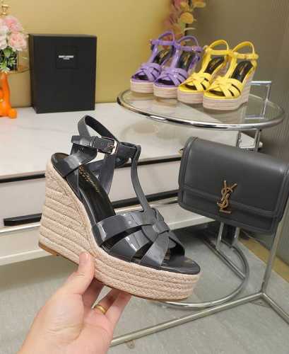 生胶底： Saint Laurent 圣罗兰 高品质制造，最新异性跟超显眼 超美春夏款女士时尚款，性感 优雅 的气息更显出外在性感。 鞋面：牛漆 大底：生胶底