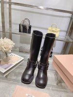 Miumiu秋冬限量走秀款长筒靴！ 秋冬限定款！复古擦色骑士鞋，朋克风十足！ 面料:擦色小牛皮 内里：牛皮 大底:轻质耐磨橡胶底 三个款式，两个颜色 码数：35