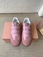 MiuMiu 24ss 秋冬新款 魔术贴 情侣 德训鞋 复古休闲鞋 最新款德训小白鞋，在找小白鞋还要复古的还要舒适的 还要那种德训鞋的可以看过来了 秋冬火爆款休