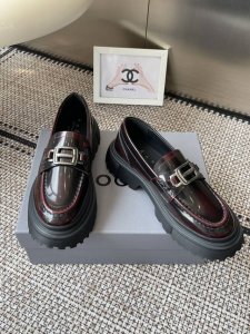 hogan 霍根乐福鞋休闲皮鞋 这款乐福鞋采用进口牛皮精心制作，鞋面饰以品牌饰扣装饰，别具一格。皮质质感极好，套穿式一脚蹬设计，易穿脱，本染小牛皮内里，真皮垫脚
