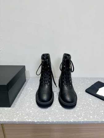 CHANEL 小香经典秋冬巴双C菱格字母粗跟 中筒靴 一般碰到这个类型的靴子可以多入哦～ 具有名媛气质 又带着一丝不经意的小复古 小小圆头拼接设计 弧度把控的非 - 点击图像关闭