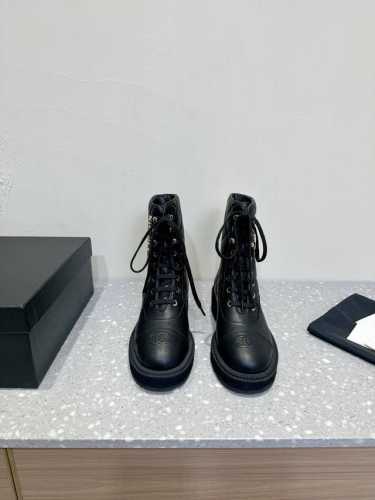CHANEL 小香经典秋冬巴双C菱格字母粗跟 中筒靴 一般碰到这个类型的靴子可以多入哦～ 具有名媛气质 又带着一丝不经意的小复古 小小圆头拼接设计 弧度把控的非
