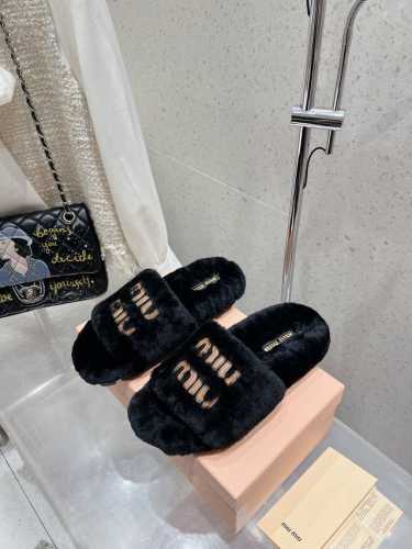 出厂 MiuMiu缪缪 miu家2024秋冬新品 专柜最新爆款毛毛拖鞋系列 火爆毛毛款拖鞋 今年主推款 上脚精致小巧，百搭好看，舒适又优雅，时尚 简约高级 随意