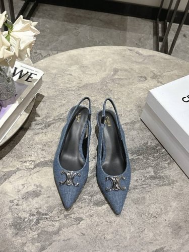 牛仔布 Celine 早春银色凯旋门系列 思琳新款银色尖头高跟鞋 矮跟凯旋门鞋稀有的银色系列 好精致呀银色的凯旋门很低调黑色绝了，搭配小裙子牛仔裤都很不戳 你可