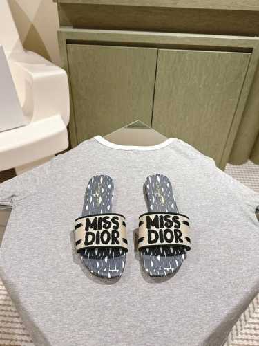 迪奥 Miss Dior系列平底拖鞋 字母刺绣Logo拼色一字拖鞋 1 专柜同步最新配色夏季胶囊系列立体刺绣度假字母拖升级版 美爆的全新系列 暴走利器原Ban开