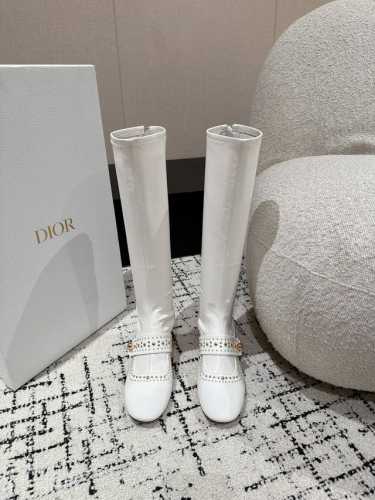 短靴 长靴 DIOR 24 迪奧秋冬新款 秋冬成衣系列发布秀上全新亮相，灵感源自1960年代的优雅与精致。 采用黑色漆皮牛皮革和皮革效果弹力面料精心制作，鞋面饰