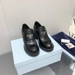 p直销 、P直销Prada 普拉达 秋冬高跟乐福鞋 经典三角标乐福鞋，高跟款 略显宽大的鞋型搭配粗高跟造型，很协调哦，并没有半点笨拙的意思，而且一体成型的鞋底，
