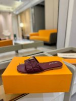 价格p： 代购级 、Louis Vuitton 2025 款官网系列拖鞋！完美楦型、Lv最新电绣纹工艺、更显优雅气质、上脚舒适好看、女人味十足、时尚百搭、新原版