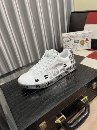 Dolce&GabbanaDG高端男士运动休闲鞋。顶级专柜原单货。 原版进口牛皮 多种材质拼接设计进口牛皮内里 牛皮垫脚原版TPR弹力大底。 Size：35-