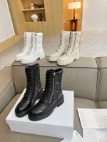 迪家顶级版 爆款马丁靴，原版购入开发 金色“Christian Dior”彰显品牌魅力， 面料：全粒面小牛皮 内里：进口羊皮， 颜色：黑白两色。 码数：35-4
