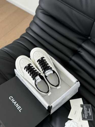 厚底版本Chanel 24新款熊猫拼色休闲鞋 这款百搭的板鞋 看似平平无奇 上脚后属实好搭 酷毙了 后跟拼起来是立体的Logo 细节满满 这款休闲鞋很轻便 上脚